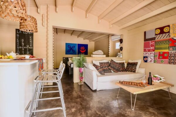 Intérieur d'un logement avec bar et salon du Luna Suite Apartments- Zanzibar