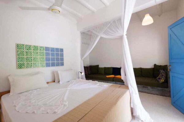 chambre avec grand lit du Fun Beach Hotel Zanzibar