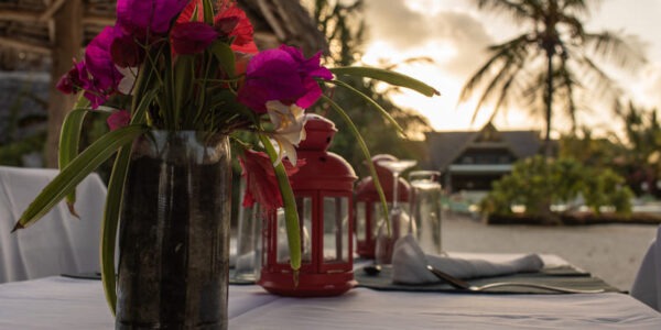 Table de diner romantique ornée de fleurs au Fun Beach Hotel Zanzibar