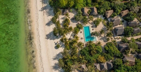 vue de haut de la piscine et de l'établissement Mwezi Boutique Resort- Zanzibar