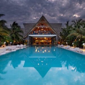 Fun Beach Hotel Zanzibar de nuit avec piscine et reflet de l'établissement
