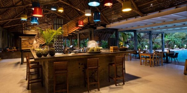 Salle de restaurant avec vue piscine du Fun Beach Hotel Zanzibar