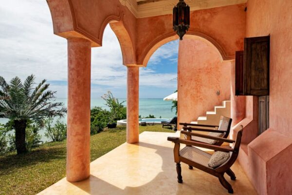Terrasse avec palmier et vue sur la mer du Qambani Luxury Resort Zanzibar